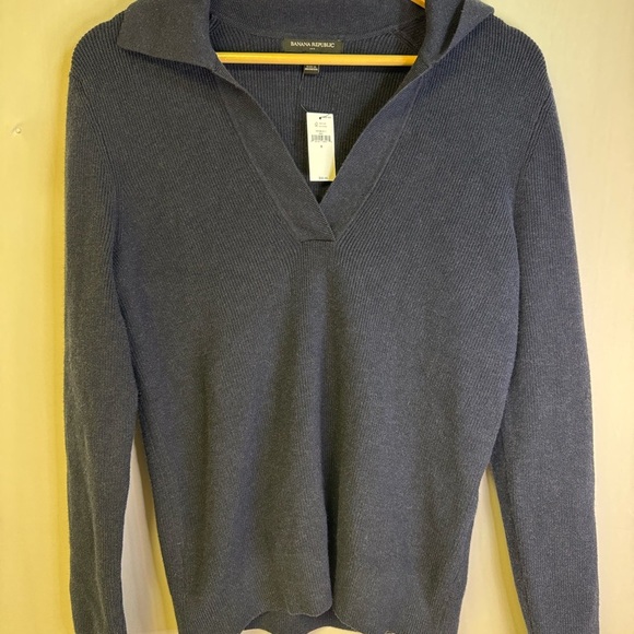 Banana Republic Women's V-Neck Sweater in Gray NWT - Picture 1 of 7